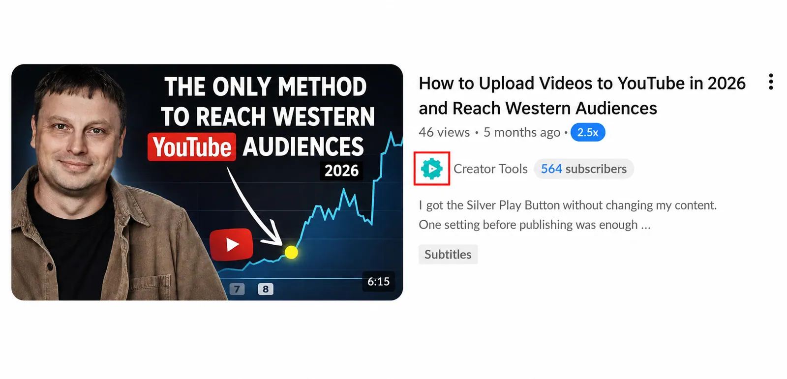 Um cartão de vídeo real do feed: o avatar do canal circulado em vermelho é aquele círculo minúsculo à esquerda do título. É exatamente assim que o espectador o vê.