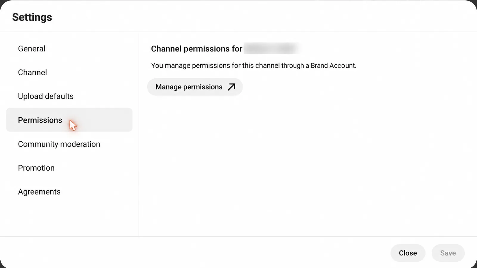 A guia "Permissões" nas configurações do YouTube Studio: você adiciona um ajudante aqui pelo e-mail — a senha fica apenas com o proprietário.